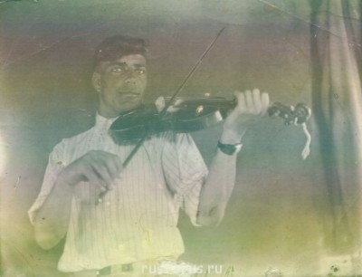 И все они умерли умерли  - Степаныч-на-скрипке.jpg