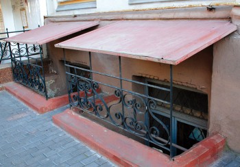 Размером или размерами - как правильно прочитать предложение? - priyamok_u_podvalnogo_okna.jpg