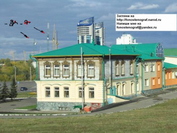 За гостиницей