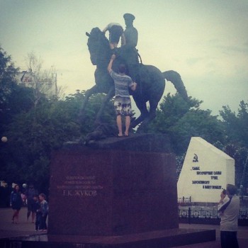 Горожане негативно восприняли желание ребёнка запечатлеть «соприкосновение» с Г.К. Жуковым.