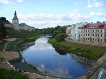 Псков, вид на реку Пскова под стенами Псковской крепости.