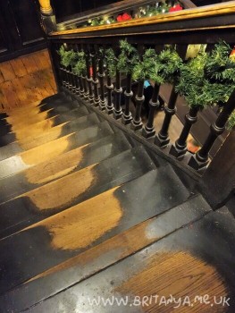 Износившиеся от трения ступеньки - ochen-staryi-pab.jpg