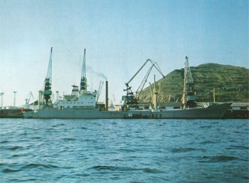 ---------------<br />На фото:  Теплоход "Осип Пятницкий" у причала, но не в чужом порту, а на<br />          родине, где-то в Приморье.