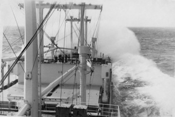 Т/х «Юрий Савинов» на переходе в Тихом Океане. <br />  Вид на переднюю часть судна с высоты правого крыла <br />  капитанского мостика.<br />     Ишь, как волна-проказница шутливо чудит, играет, <br />  балуется!.. И вот такое исключительно приятное для глаза <br />  зрелище может случаться кратностью примерно пару-<br />  тройку раз в минуту.