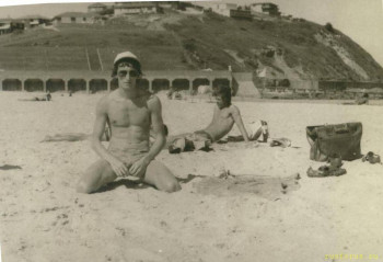 ---------<br />На фото:  На переднем плане - ваш покорный слуга на песках знаменательного пляжа Порт Кембла. <br />Сущий щегол, всего-то лишь 24 мне здесь.<br />Людей - совсем никого, это был будний день.   <br />На заднем плане отлично просматривается солидной древнеримской архитектурой конструктив бассейнового комплекса, поддерживающий саму чашу бассейна.<br />Береговая полоса пляжа - справа от меня, в кадр не попала.