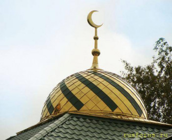 Месяц на куполах всех МЕЧЕТЕЙ.